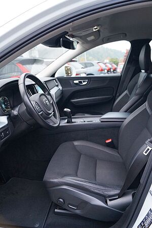 Volvo  D3 2WD Momentum Navi/AHK/LED/Carplay/Sitzh.