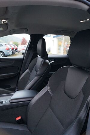 Volvo  D3 2WD Momentum Navi/AHK/LED/Carplay/Sitzh.