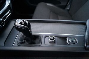 Volvo  D3 2WD Momentum Navi/AHK/LED/Carplay/Sitzh.