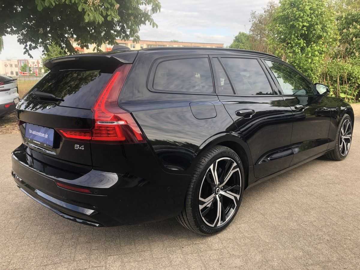 Volvo  B4 Plus Dark