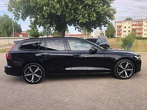 Volvo  B4 Plus Dark