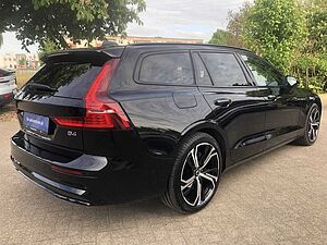 Volvo  B4 Plus Dark