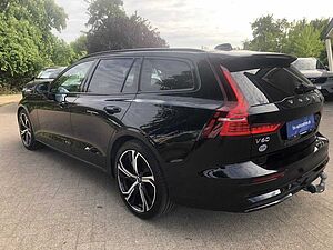 Volvo  B4 Plus Dark