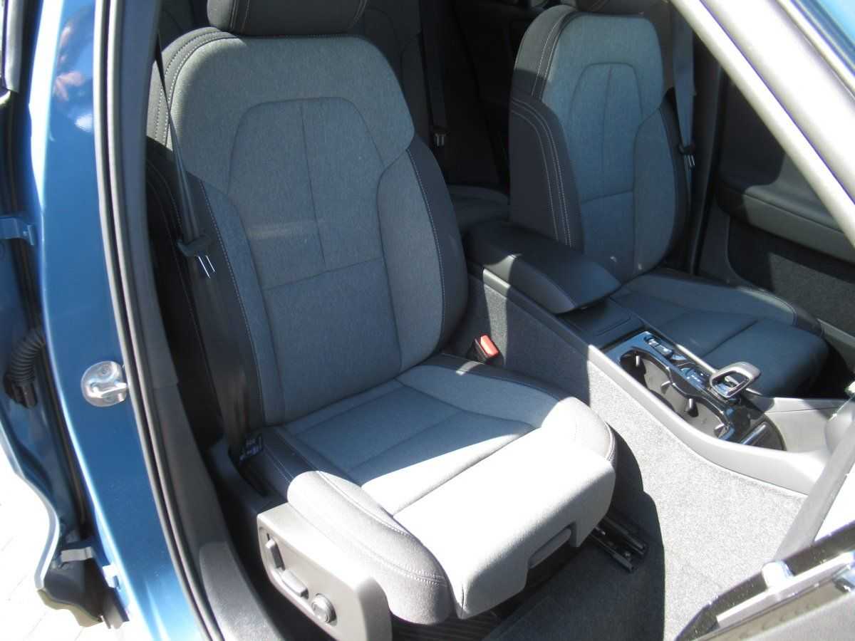 Volvo  B3 Benzin Plus Dark Automatik