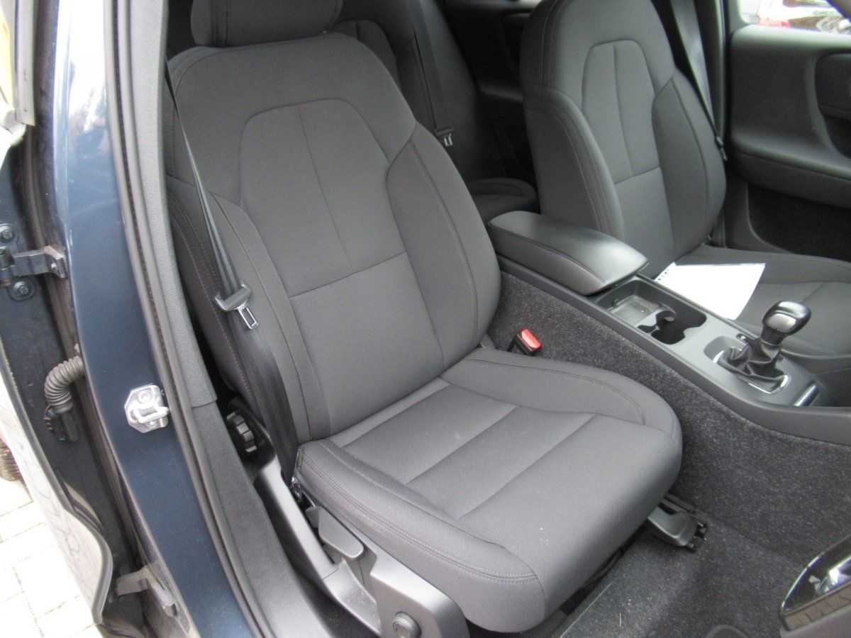 Volvo  T3 Benzin Momentum Pro 6 Gang Schalter