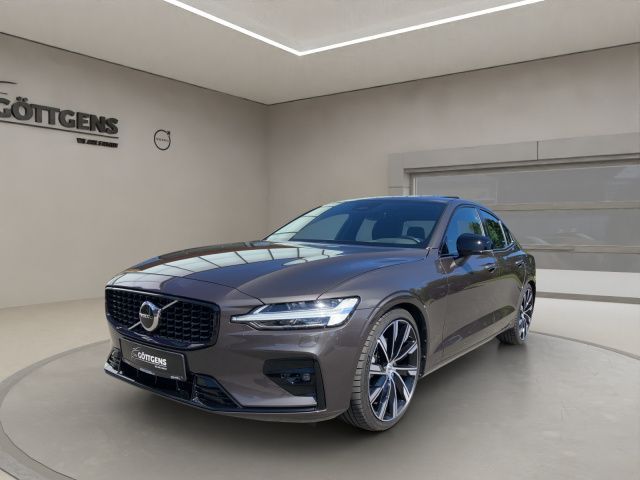 Volvo  Plus B4 Mild-Hybrid Dark AHK LM20 PANO NAVI