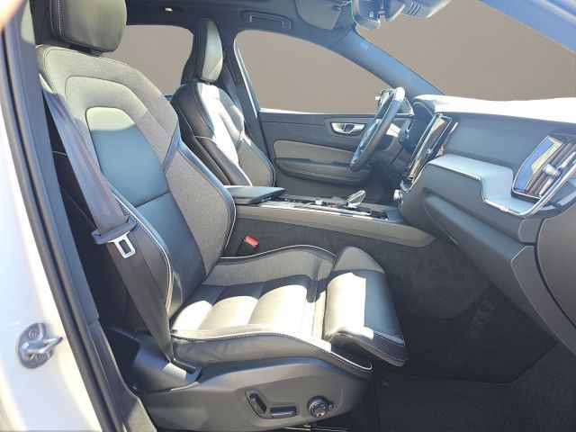 Volvo  B4 Plus Dark PANO BUSINESS PAKET LED NAVI