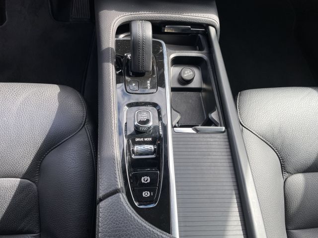 Volvo  B4 Momentum Pro AHK NAVI LED 18LM ACC TEMPOM