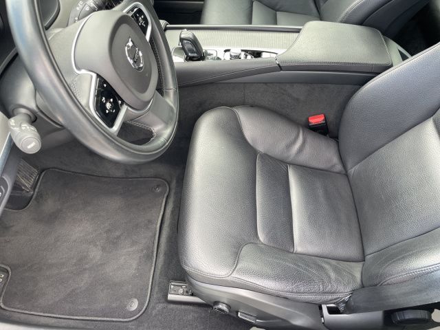 Volvo  B4 Momentum Pro AHK NAVI LED 18LM ACC TEMPOM