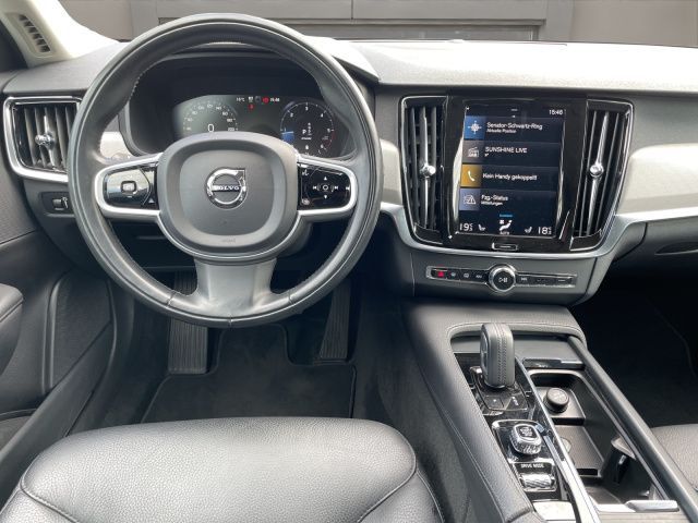 Volvo  B4 Momentum Pro AHK NAVI LED 18LM ACC TEMPOM