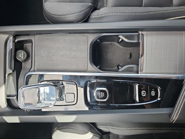 Volvo  B4 Plus Dark AHK LED NAVI GOOGLE H&K 18LM