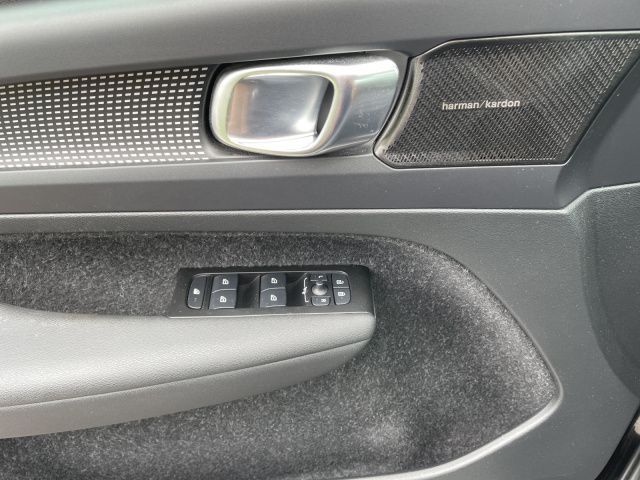 Volvo  B4 R-DESIGN PANO° 360 NAVI LED QI BLIS PDC