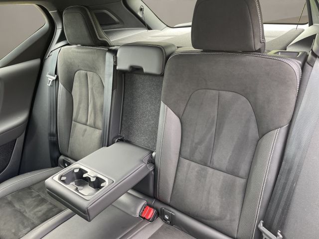 Volvo  B4 R-DESIGN PANO° 360 NAVI LED QI BLIS PDC