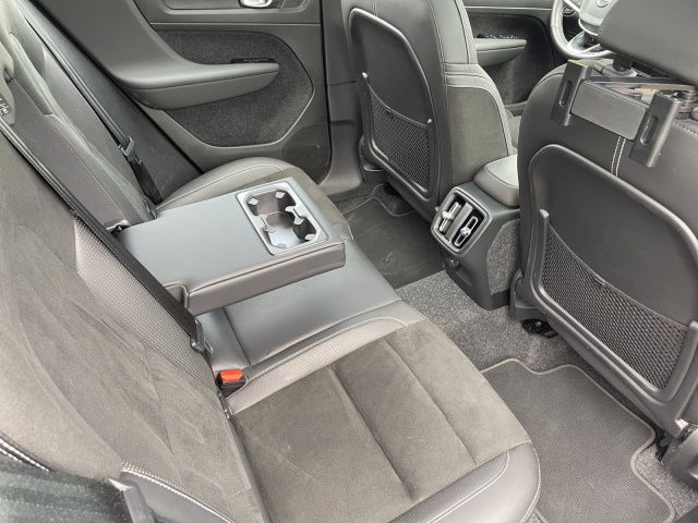Volvo  B4 R-DESIGN PANO° 360 NAVI LED QI BLIS PDC