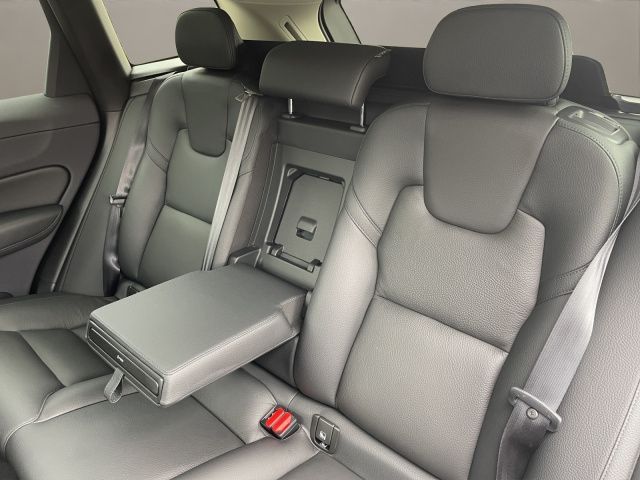 Volvo  B4 Plus Dark AHK NAVI LM21 LED LEDER el