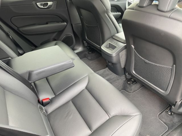 Volvo  B4 Plus Dark AHK NAVI LM21 LED LEDER el