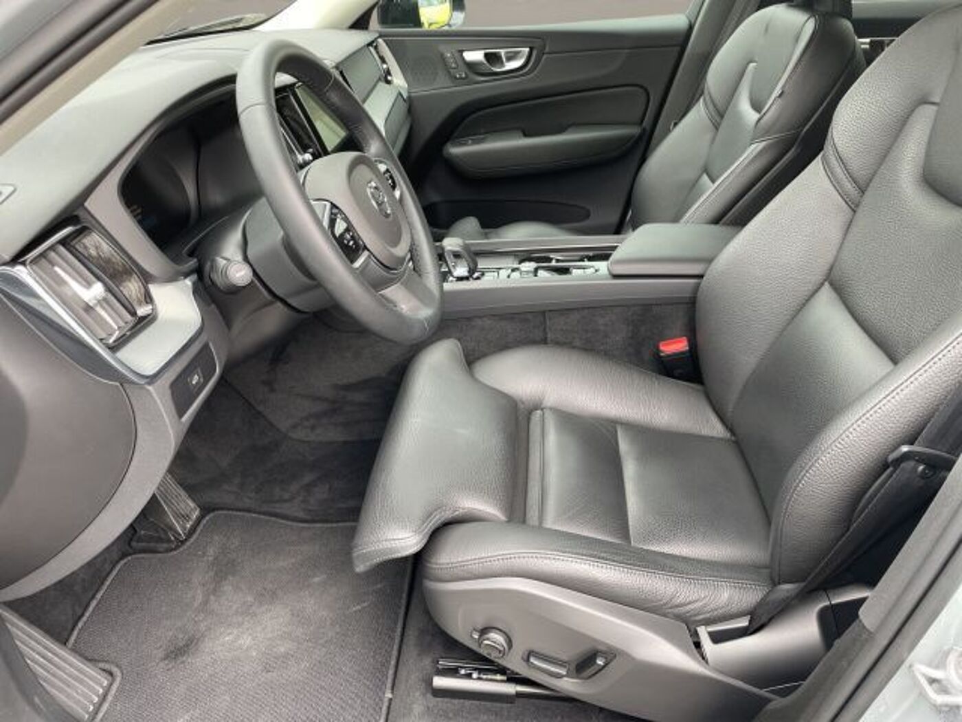 Volvo  B4 Plus Dark AHK NAVI LM21 LED LEDER el
