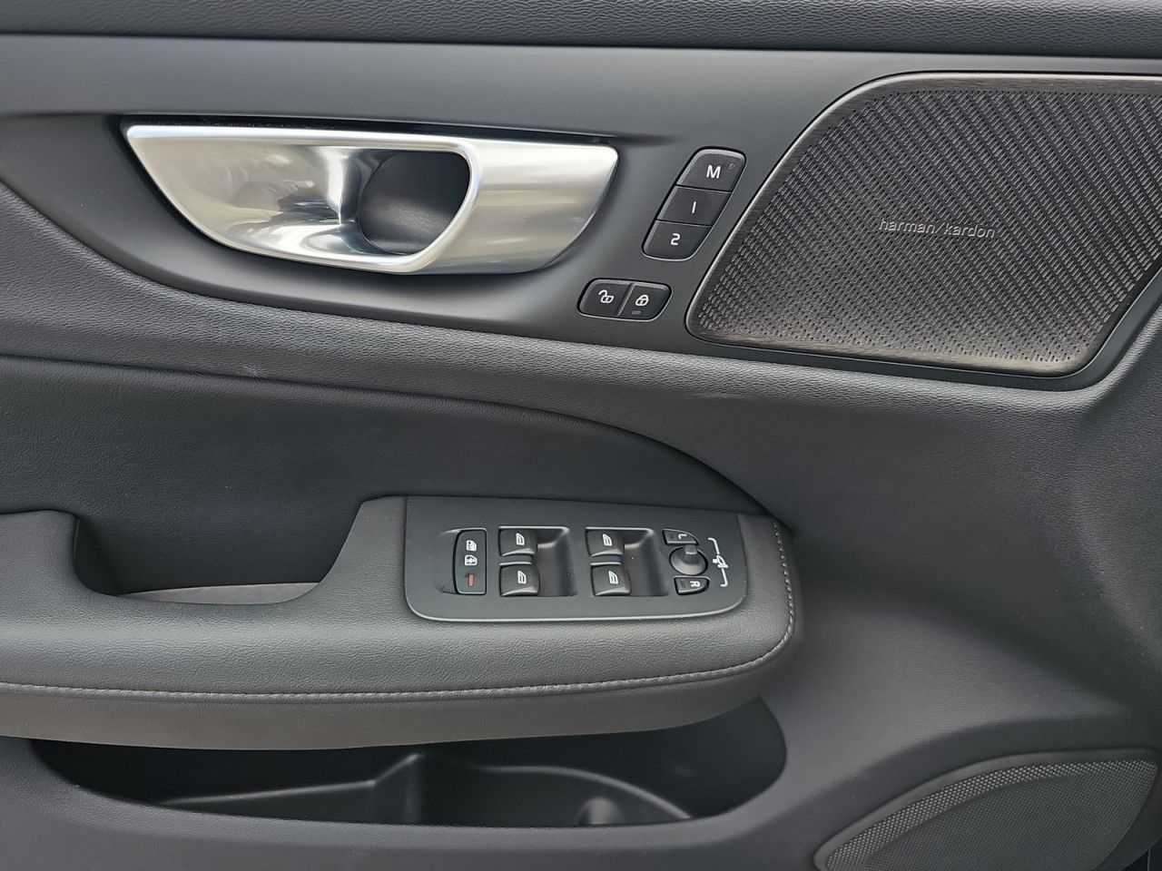 Volvo  B4 D Plus Dark ACC Navi Harman Kardon LED