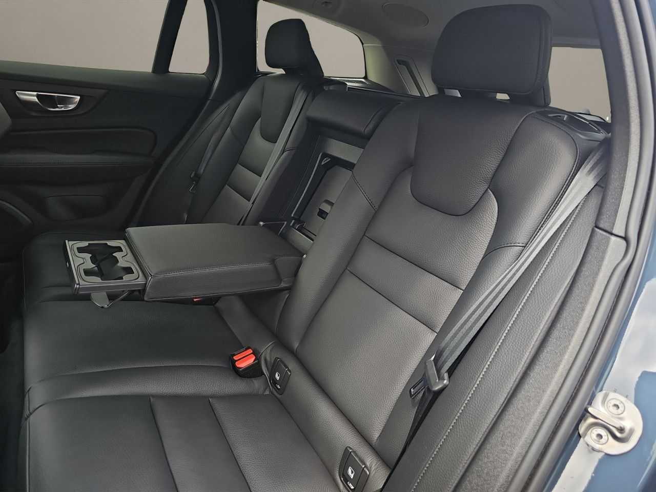 Volvo  B4 D Plus Dark ACC Navi Harman Kardon LED