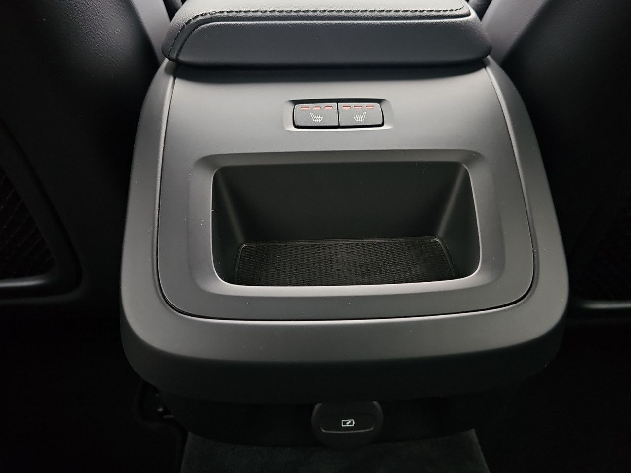 Volvo  B4 D Plus Dark ACC Navi Harman Kardon LED
