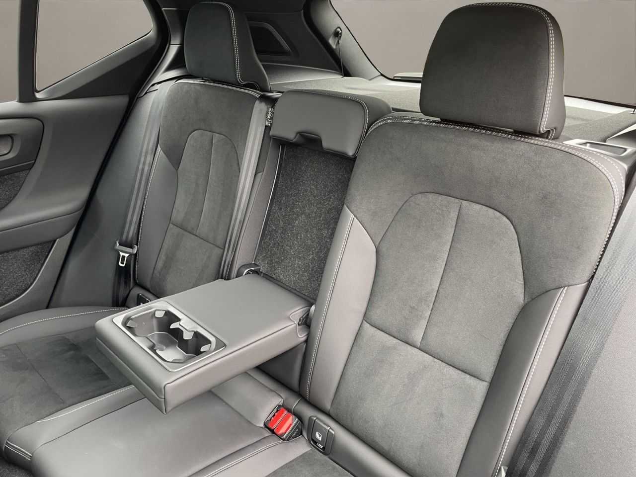 Volvo  B3 Ultra Black Edition AHK BUSINESS 360°