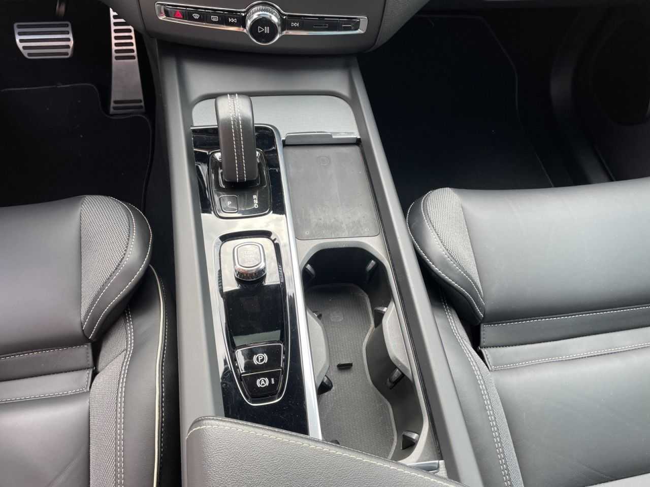 Volvo  T8 AWD Recharge R-Design LED