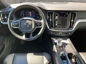 Volvo  Plus B4 Mild-Hybrid Dark AHK LM20 PANO NAVI