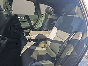 Volvo  B4 Plus Dark PANO BUSINESS PAKET LED NAVI