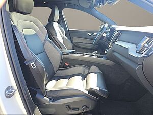 Volvo  B4 Plus Dark PANO BUSINESS PAKET LED NAVI