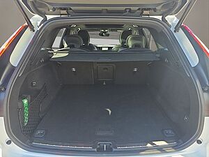 Volvo  B4 Plus Dark PANO BUSINESS PAKET LED NAVI
