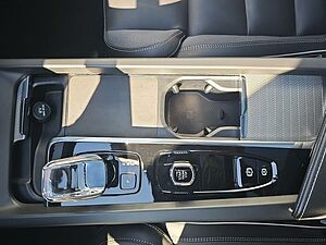 Volvo  B4 Plus Dark PANO BUSINESS PAKET LED NAVI