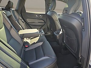 Volvo  B4 Plus Dark PANO BUSINESS PAKET LED NAVI
