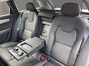 Volvo  B4 Momentum Pro AHK NAVI LED 18LM ACC TEMPOM