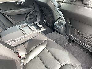 Volvo  B4 Momentum Pro AHK NAVI LED 18LM ACC TEMPOM