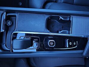 Volvo  B4 Plus Dark NAVI ACC LED LM18 KAMERA SITZH.