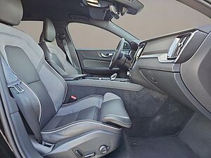 Volvo  B4 Plus Dark AHK LED NAVI GOOGLE H&K 18LM