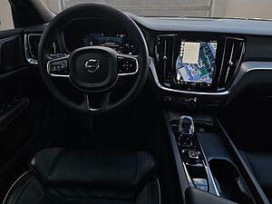Volvo  B4 Plus Dark AHK LED NAVI GOOGLE H&K 18LM