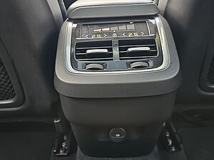 Volvo  B4 AWD Momentum Pro AHK PANO NAVI LED 18LM