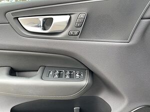 Volvo  B4 Plus Dark AHK NAVI LM21 LED LEDER el