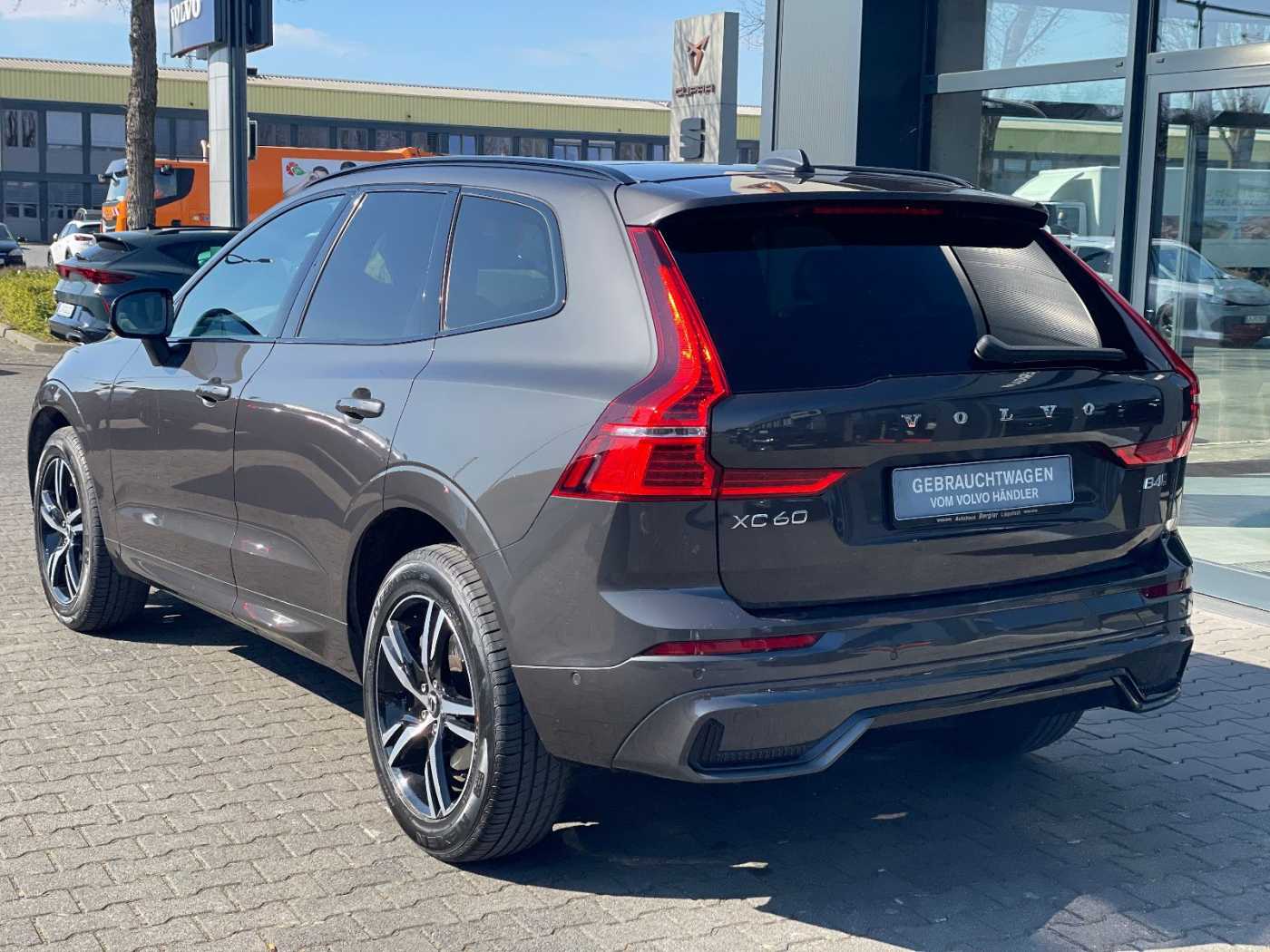 Volvo  B4 AWD R Design Pano 360* SHZ