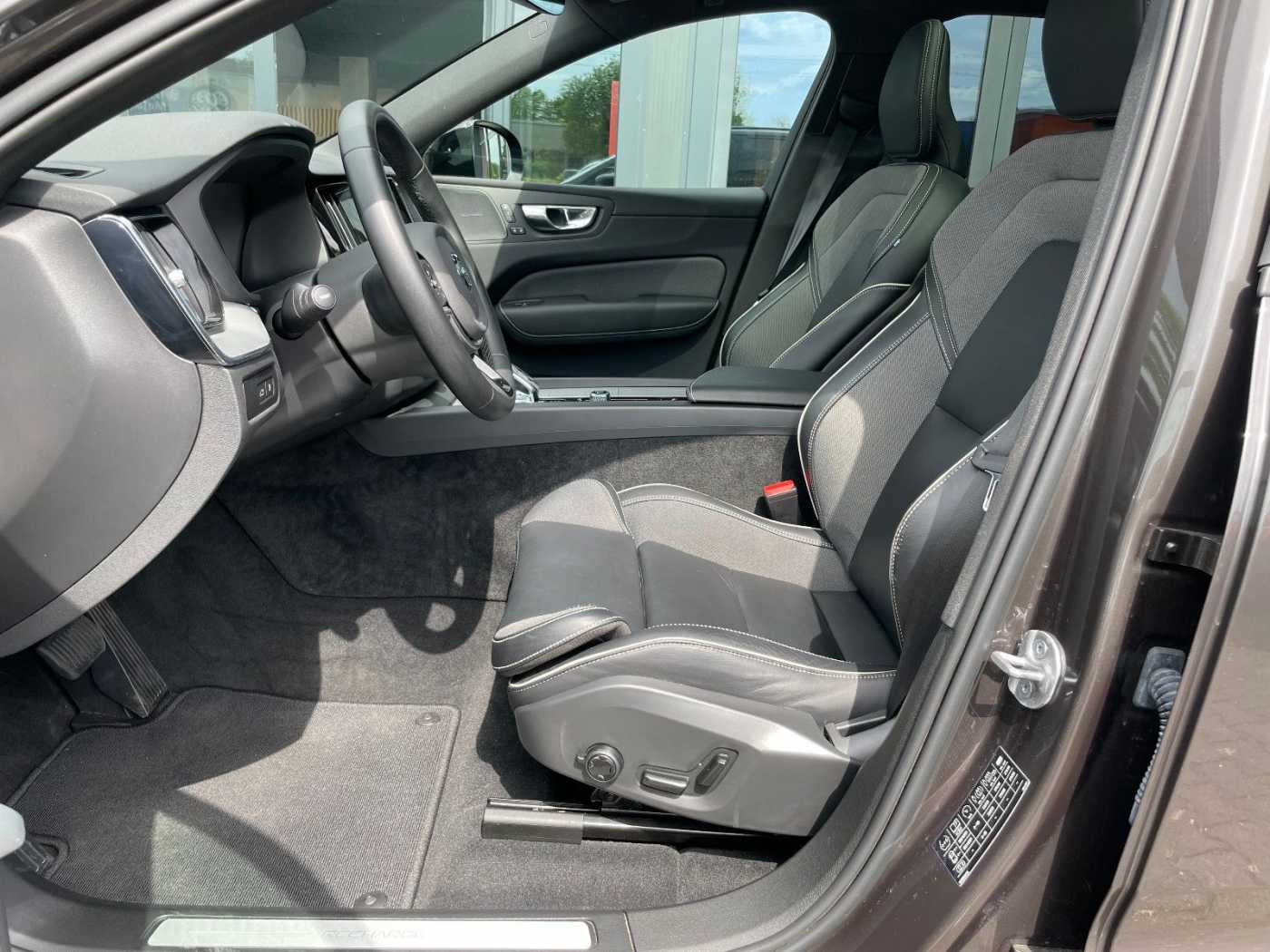 Volvo  T6 Plus Dark   Plug-In Hybrid AWD AHK PANO
