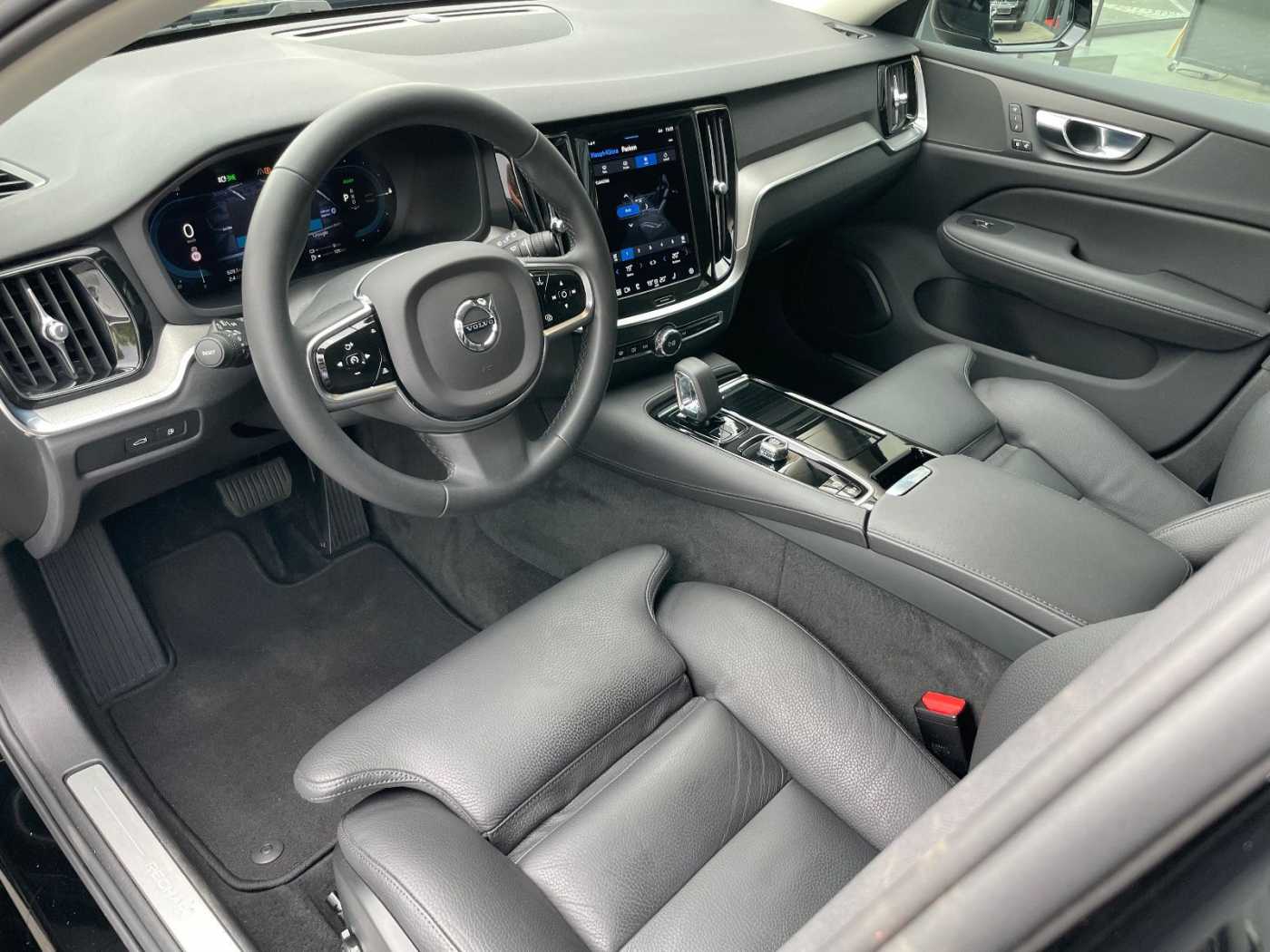 Volvo  T6 Plus Dark AWD AHK Navi SHZ