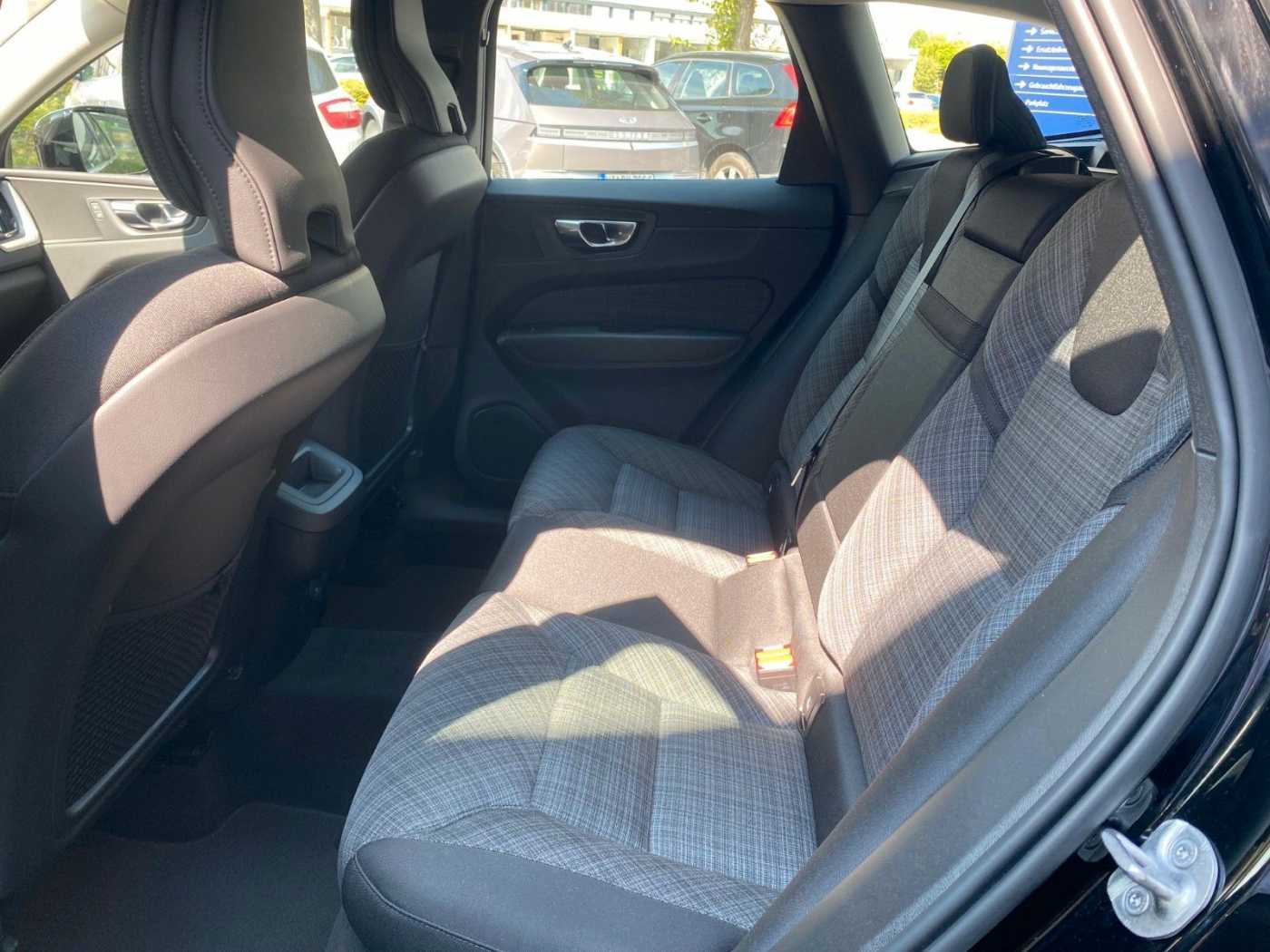 Volvo  B4 AWD Core, Licht-Paket, Fahrer-Assistenz