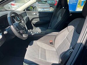 Volvo  B4 AWD Core, Licht-Paket, Fahrer-Assistenz