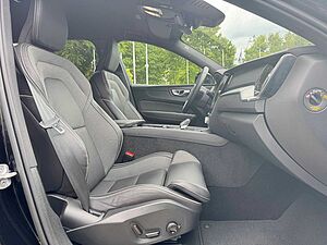Volvo  B4 D AWD PLUS DARK - Standheizung - H/K