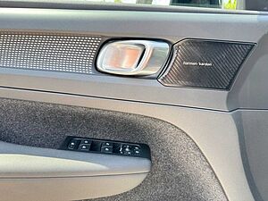 Volvo  B4 Geartr. R-DESIGN - Pano - H/K - Voll-LED