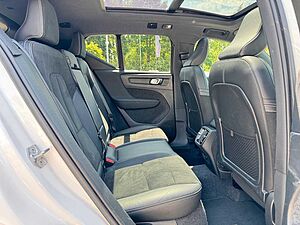 Volvo  B4 Geartr. R-DESIGN - Pano - H/K - Voll-LED
