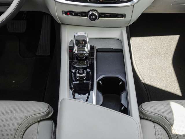 Volvo  B4 (Diesel) AWD Ultimate Pano Head UP LED