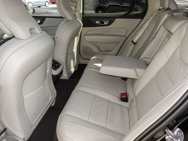 Volvo  B4 (Diesel) AWD Ultimate Pano Head UP LED