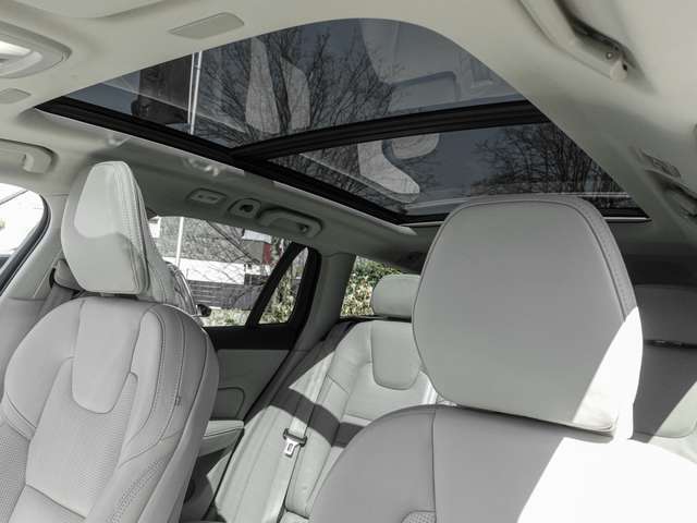 Volvo  B4 (Diesel) AWD Ultimate Pano Head UP LED